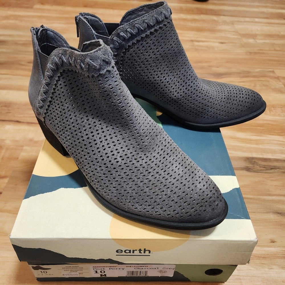 NIB Earth - Peak Perry Booties size 10 perforated suede